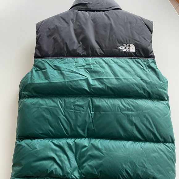 The North Face Women's Forest Green 700 Puffer vest. NWOT - Picture 3 of 4